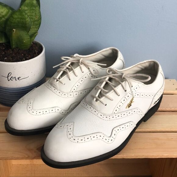 Vintage Reebok Wing Tip Women’s Gold Cleats - Picture 2 of 4